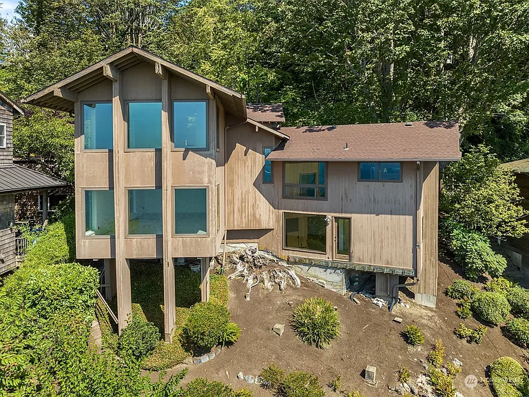 the outside of the house, surrounded by trees